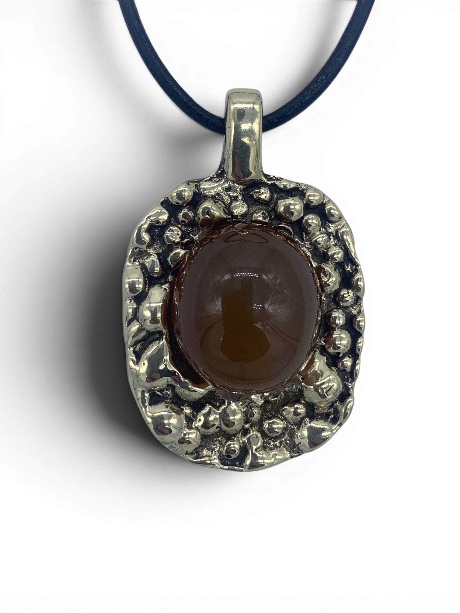Bronze pendant with carnelian stone insert
