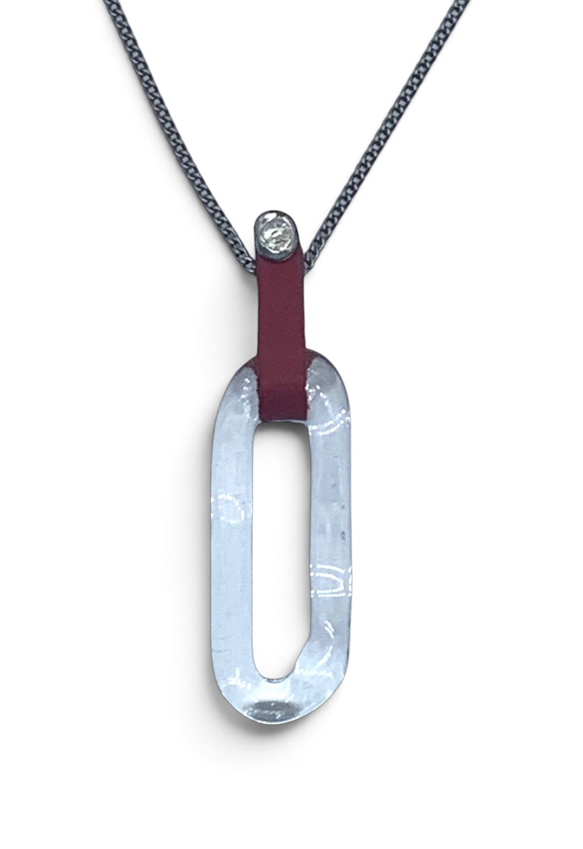 Colgante de vidrio con tira de cuero rojo rubí