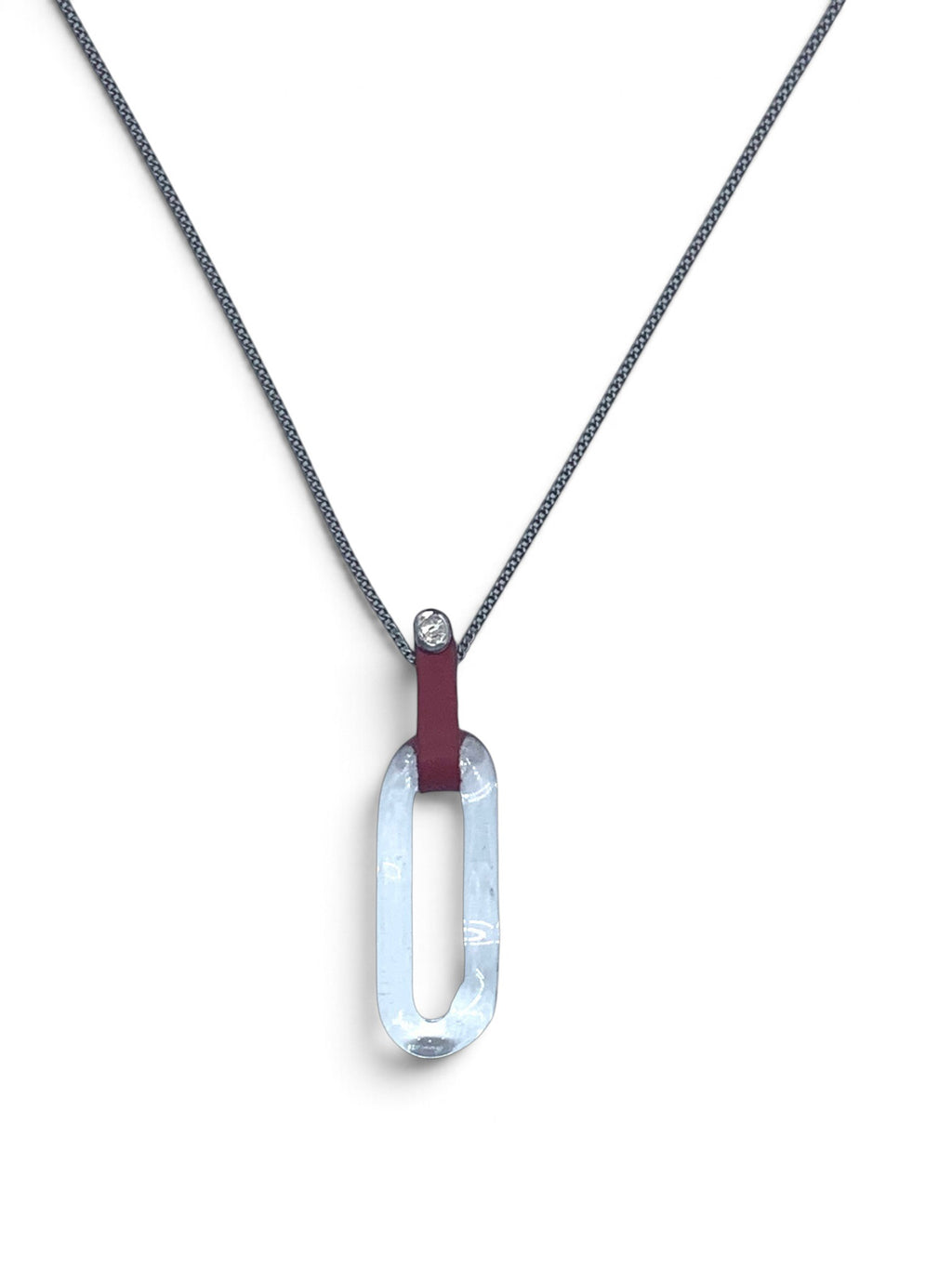 Colgante de vidrio con tira de cuero rojo rubí