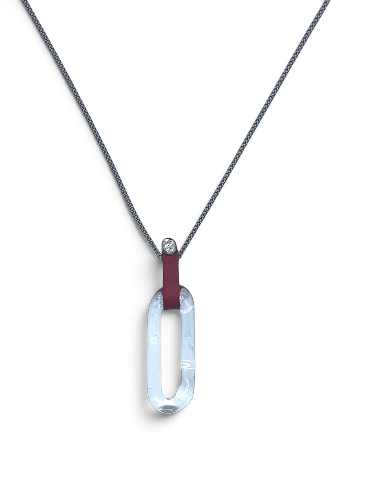 Colgante de vidrio con tira de cuero rojo rubí