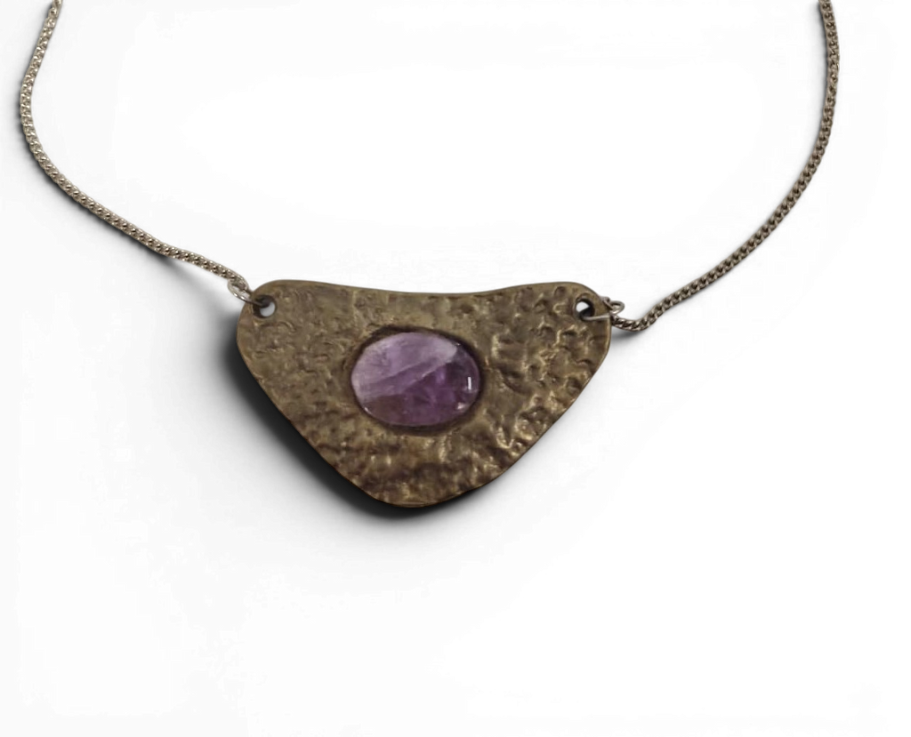 White bronze necklace with oval amethyst insert