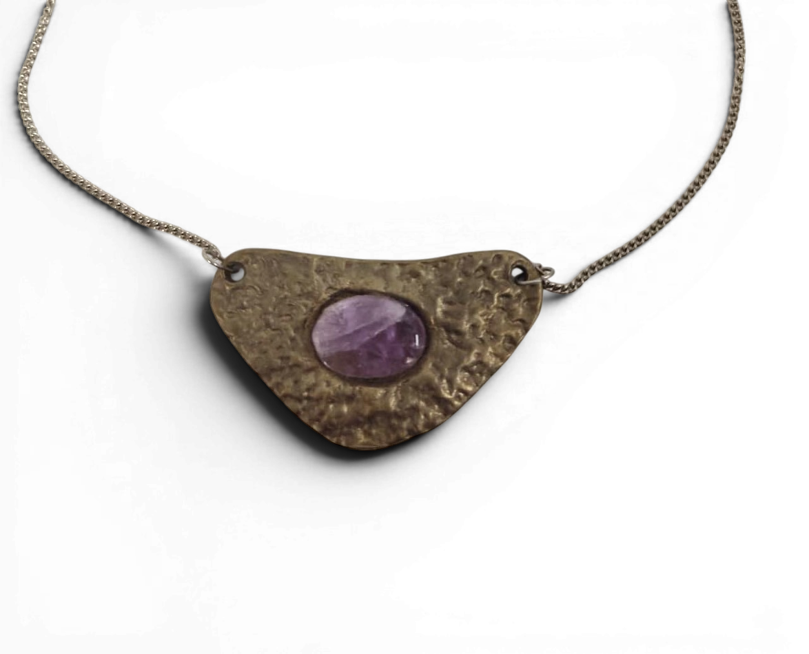 White bronze necklace with oval amethyst insert