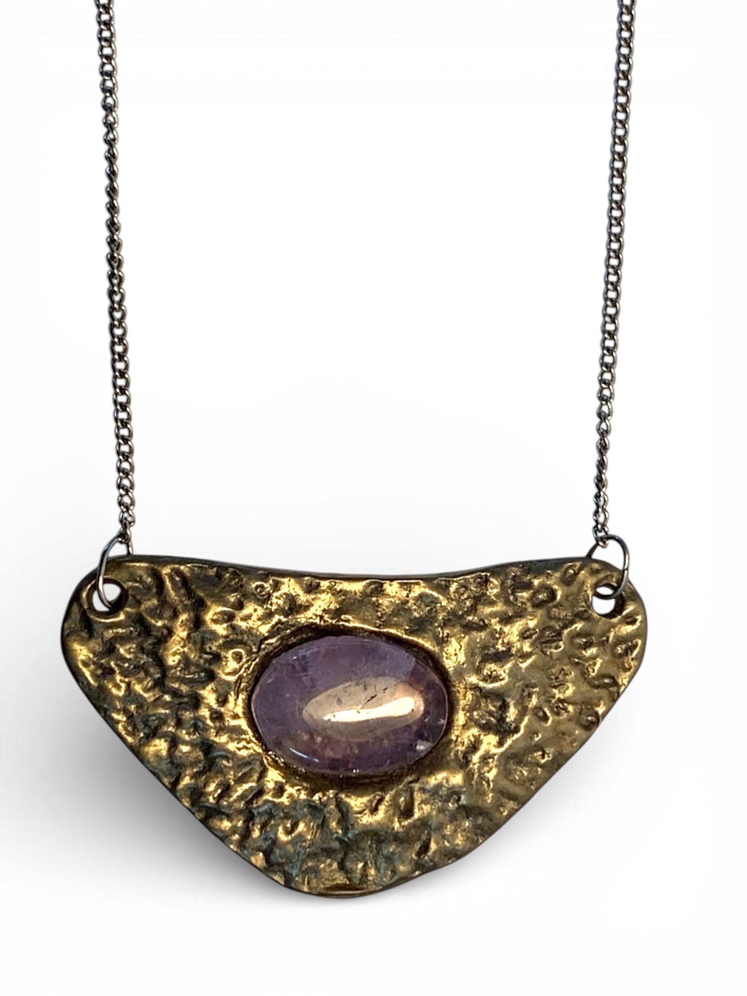 White bronze necklace with oval amethyst insert