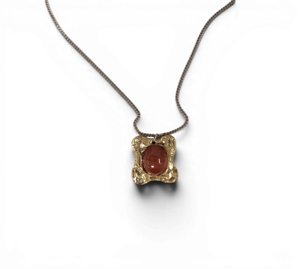 Bronze pendant with oval agate stone insert