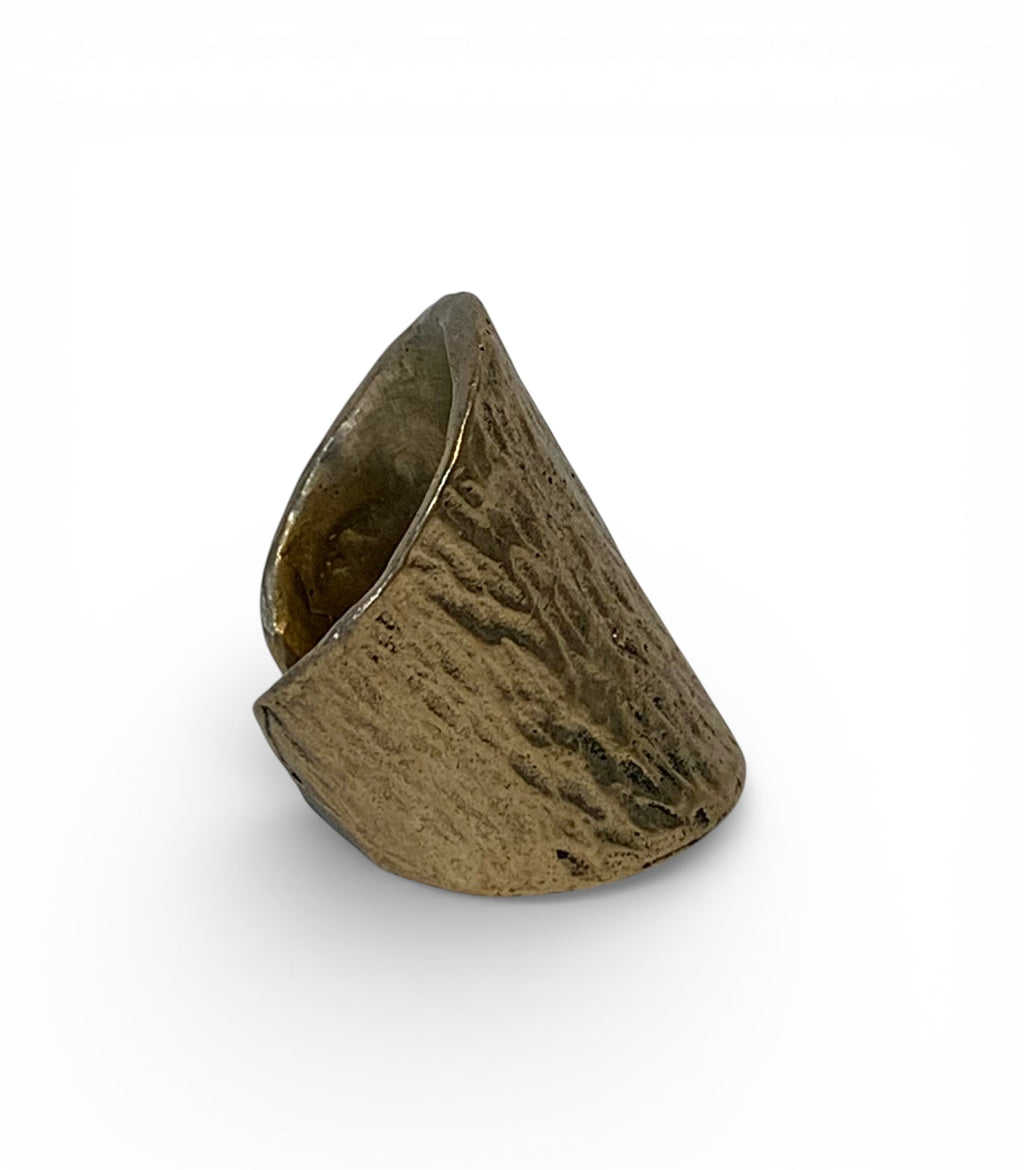 Bronze ring with texturized surface and polish finishing