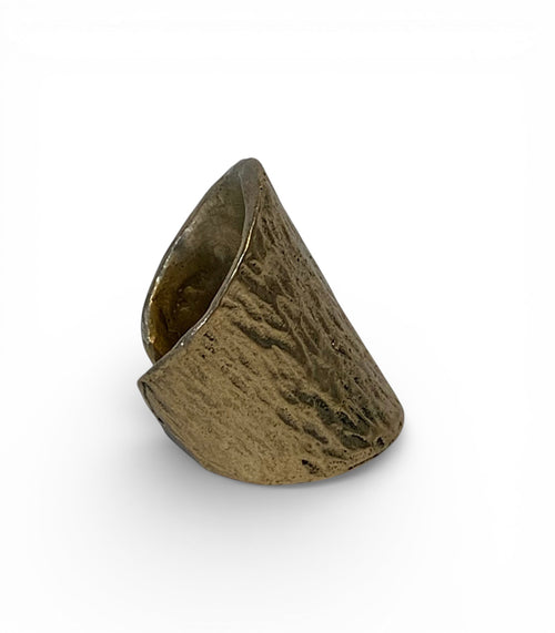 Bronze ring with texturized surface and polish finishing