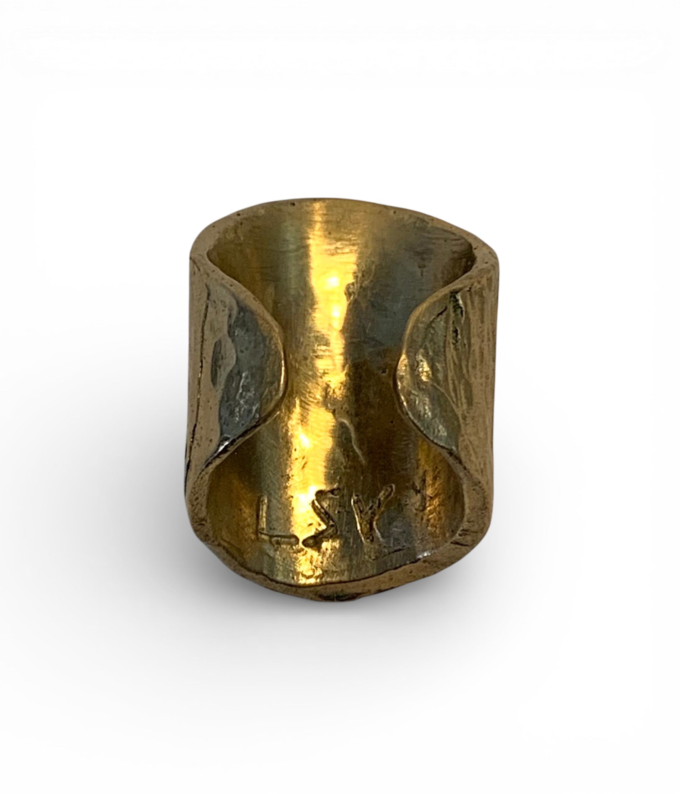 Bronze ring with texturized surface and polish finishing