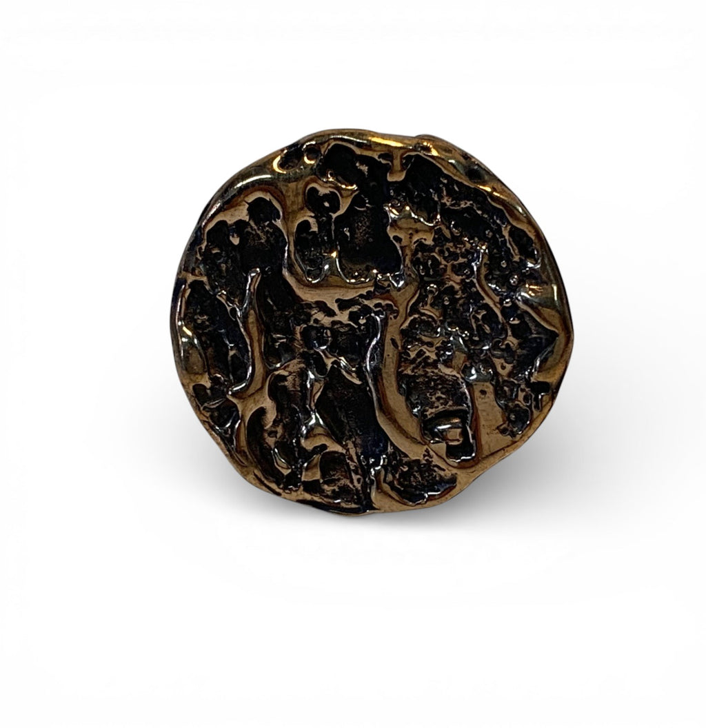 Bronze ring with texturized surface and polish finishing