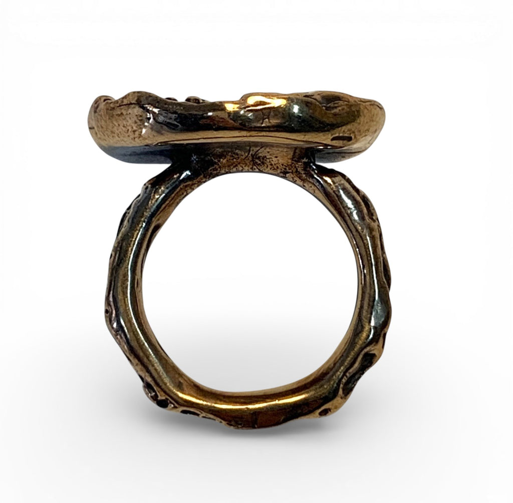 Bronze ring with texturized surface and polish finishing