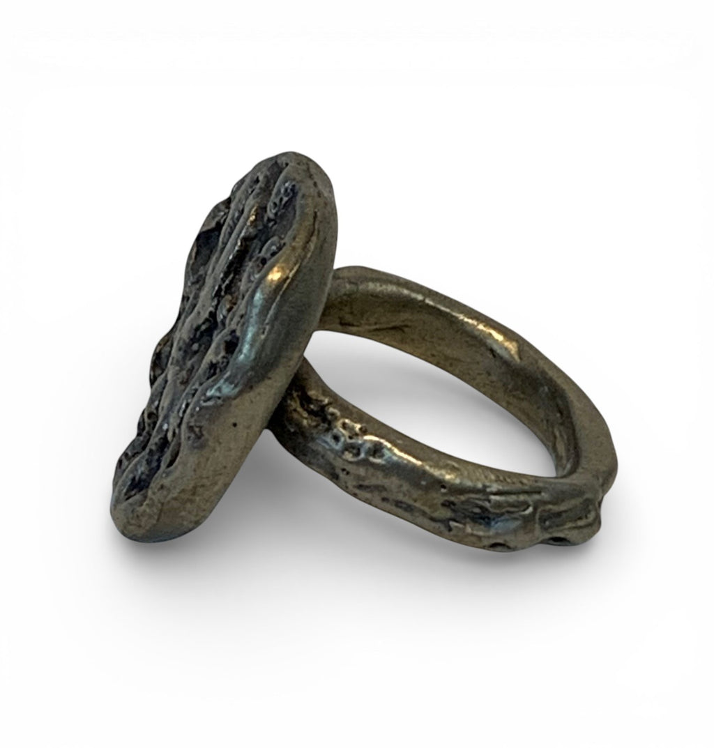 Bronze ring with texturized surface and polish finishing
