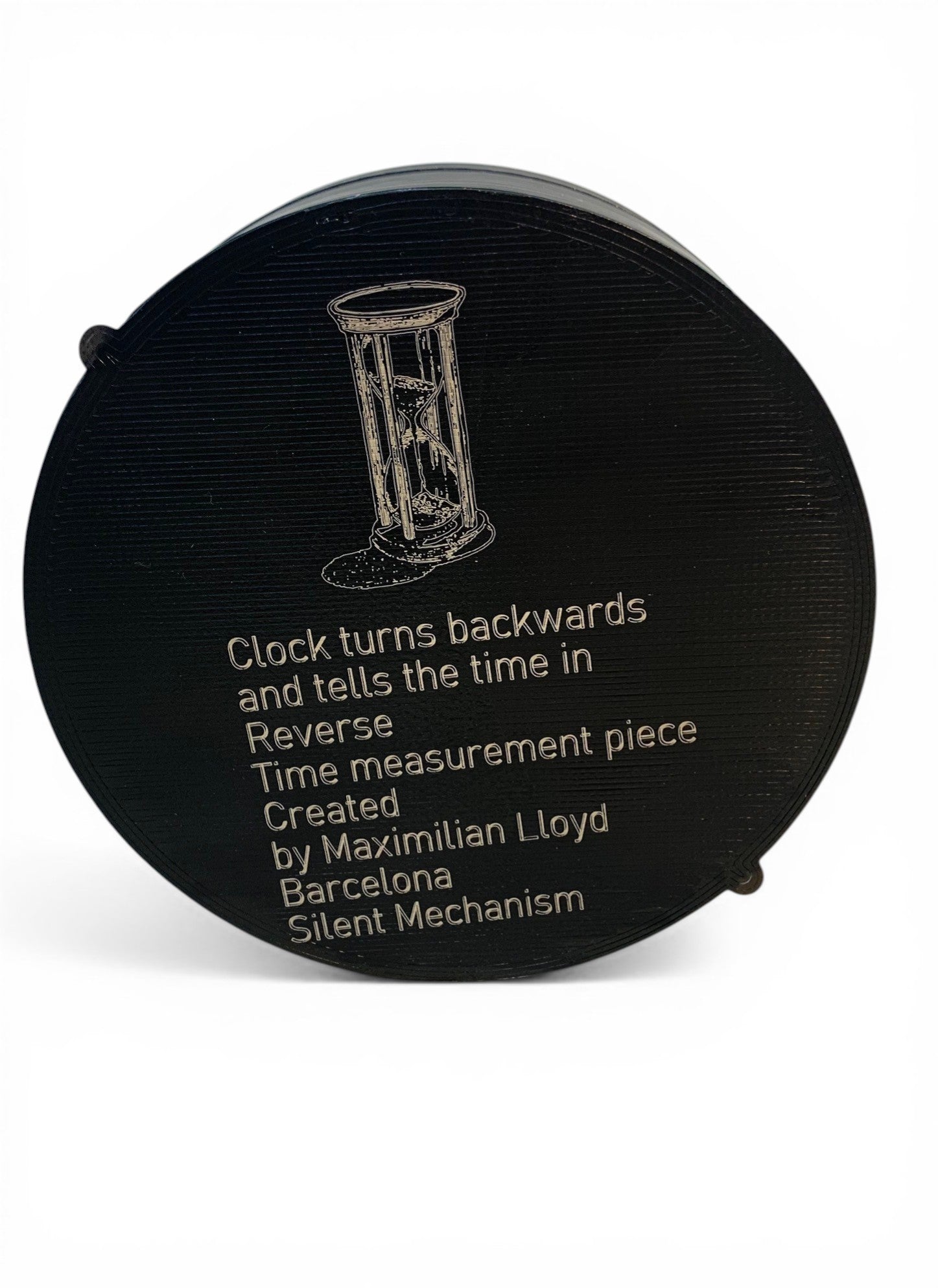Table clock with geometric human figures and reverse movement